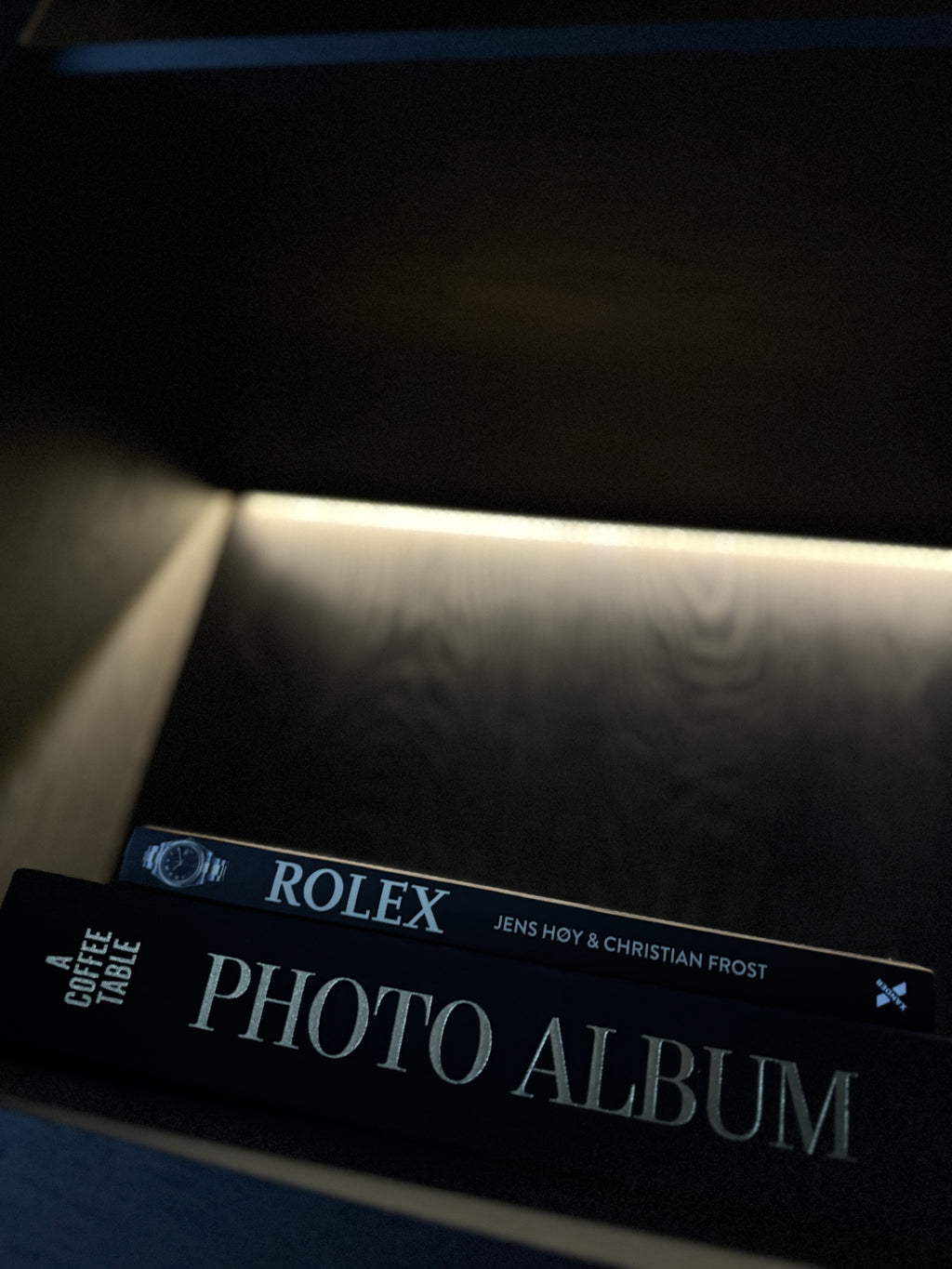 Zwarte Vitrinekast met LED Verlichting